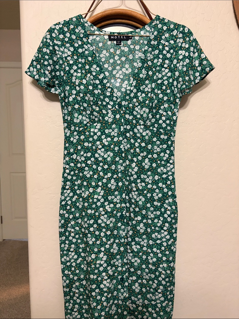 Motel Rocks Green White Floral V‑Neck Midi Dress